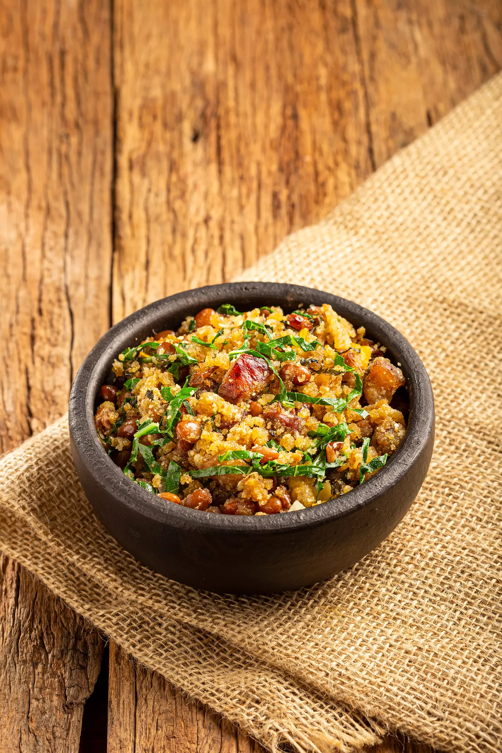 Uma tigela com farofa e feijão tropeiro